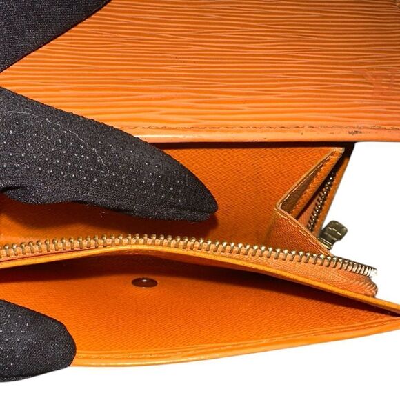 Authentic Louis Vuitton epi leather snap wallet. Orange. - Picture 14 of 16